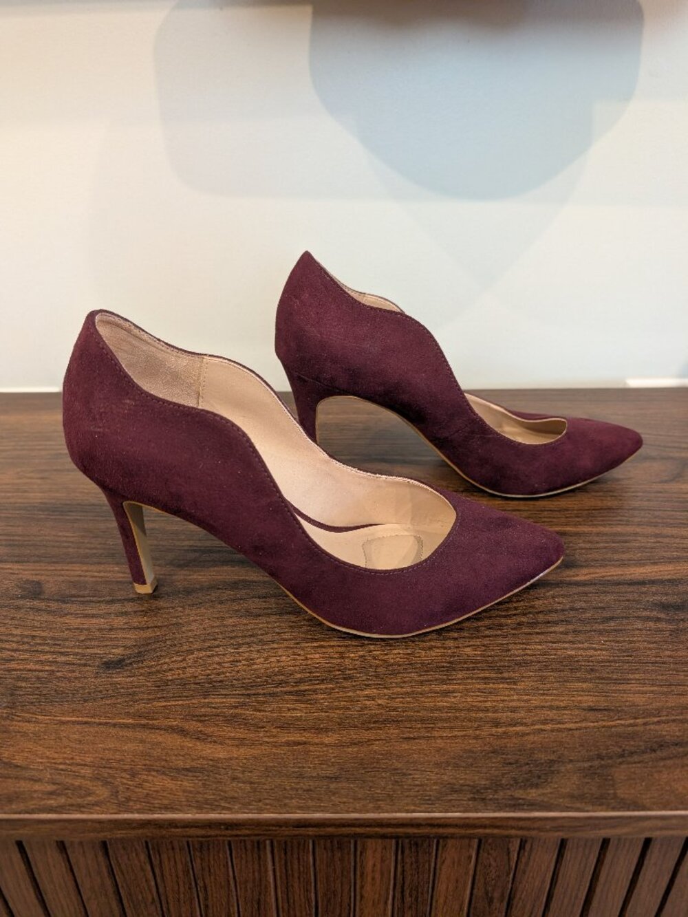 Kelly & Katie Burgundy Suede Pumps with Scalloped Edge, Size 9
